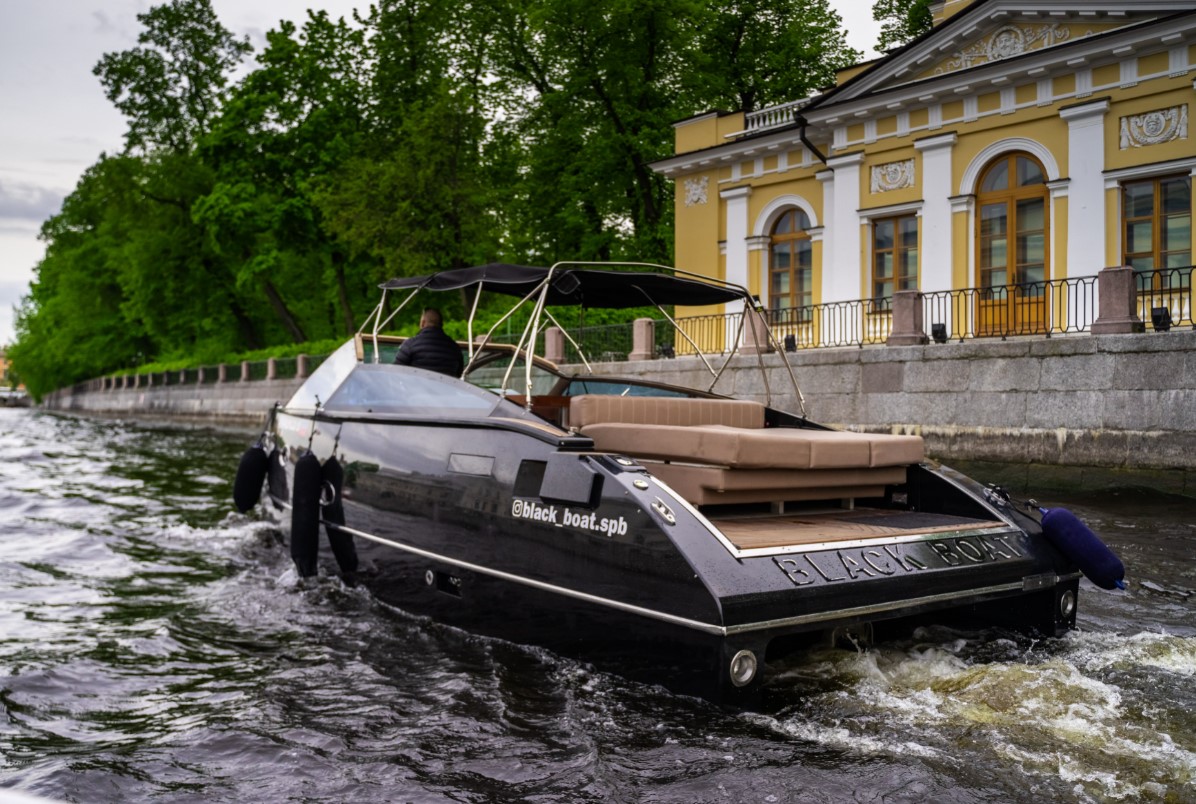 Velvette 33 Black Boat