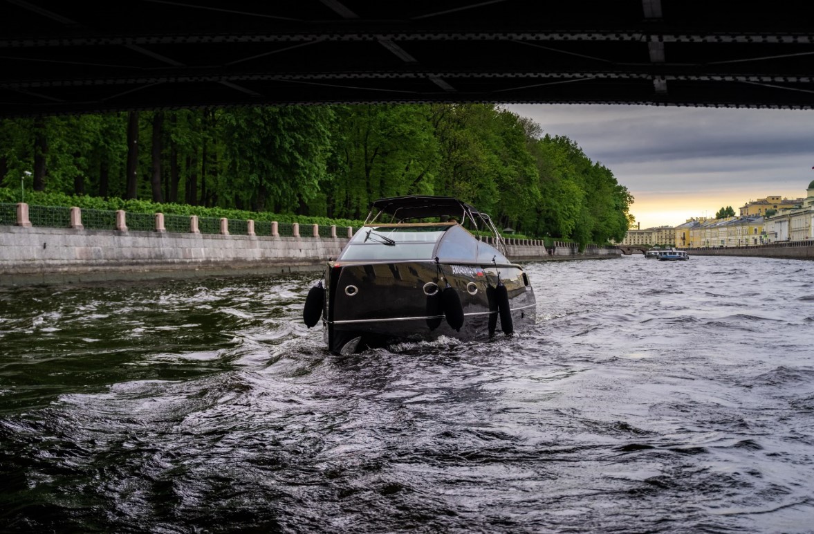 Velvette 33 Black Boat