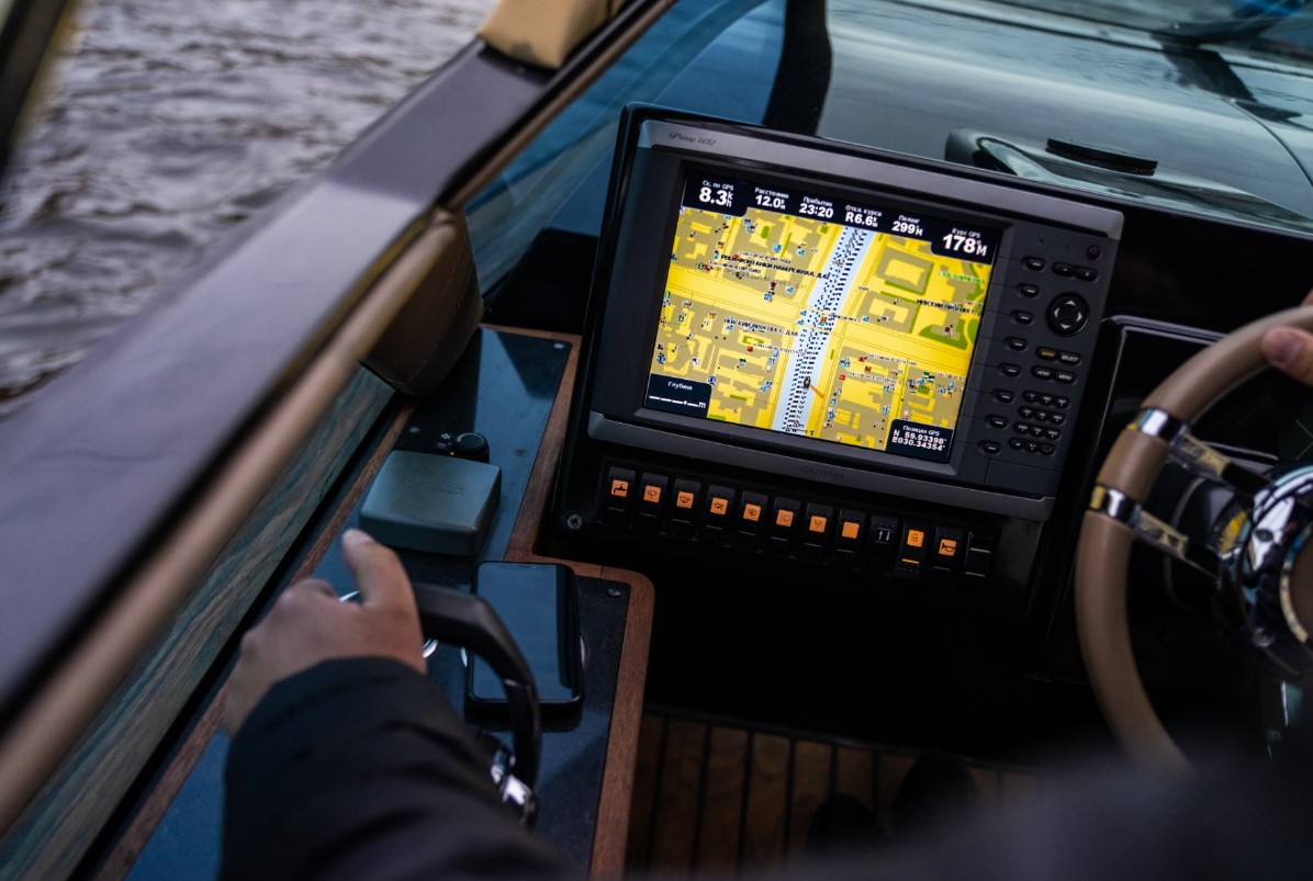 Velvette 33 Black Boat