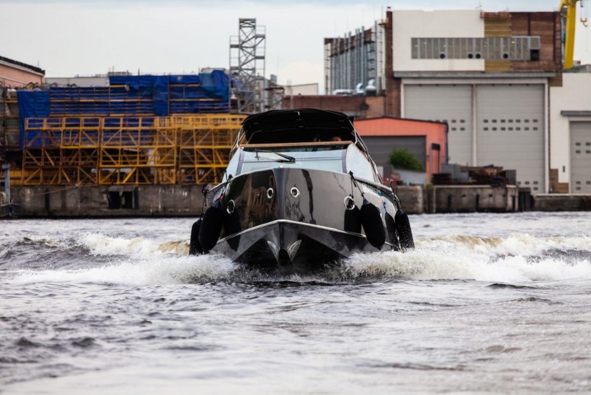 Velvette 33 Black Boat