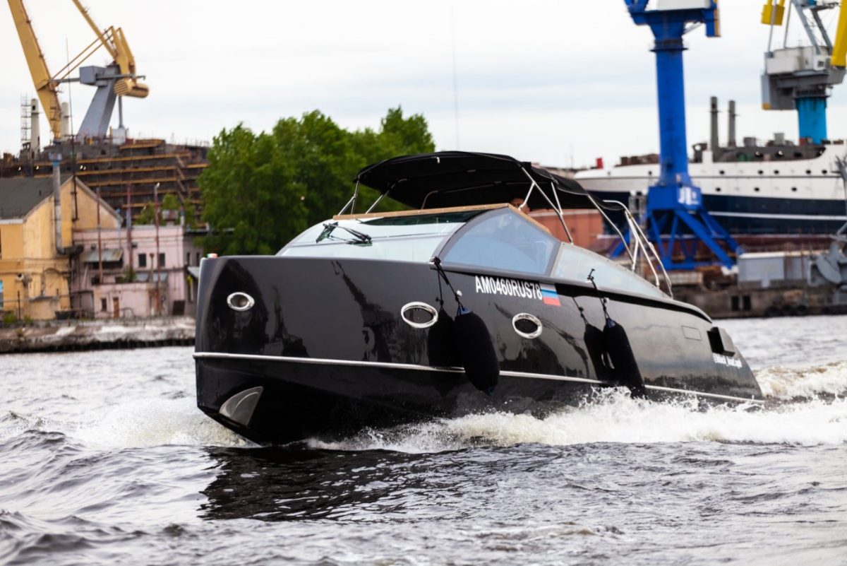 Velvette 33 Black Boat