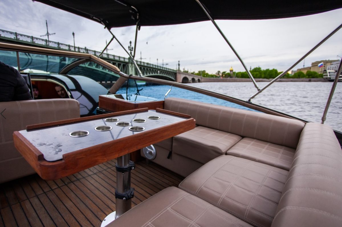 Velvette 33 Black Boat