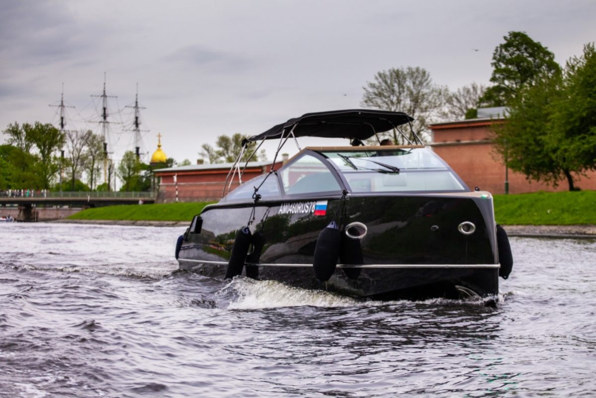 Velvette 33 Black Boat