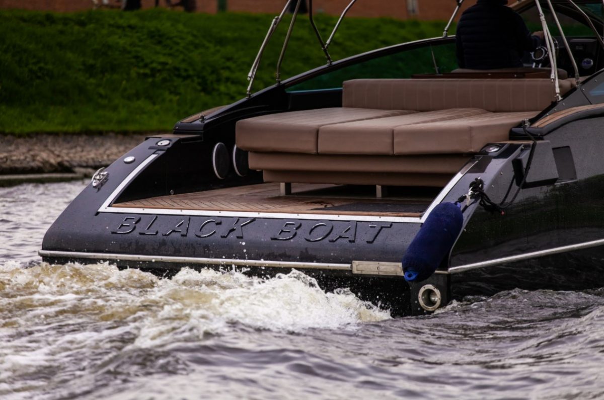 Velvette 33 Black Boat