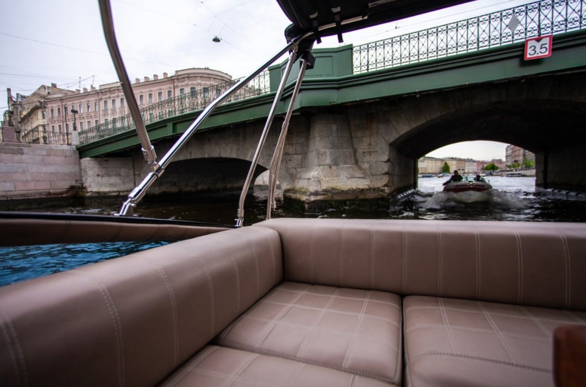 Velvette 33 Black Boat