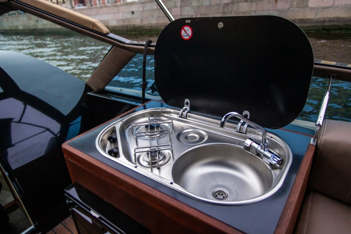 Velvette 33 Black Boat