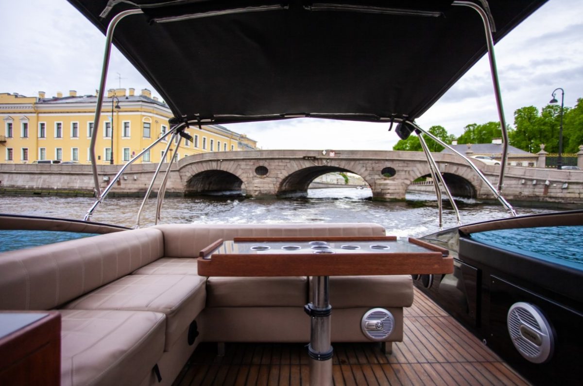 Velvette 33 Black Boat