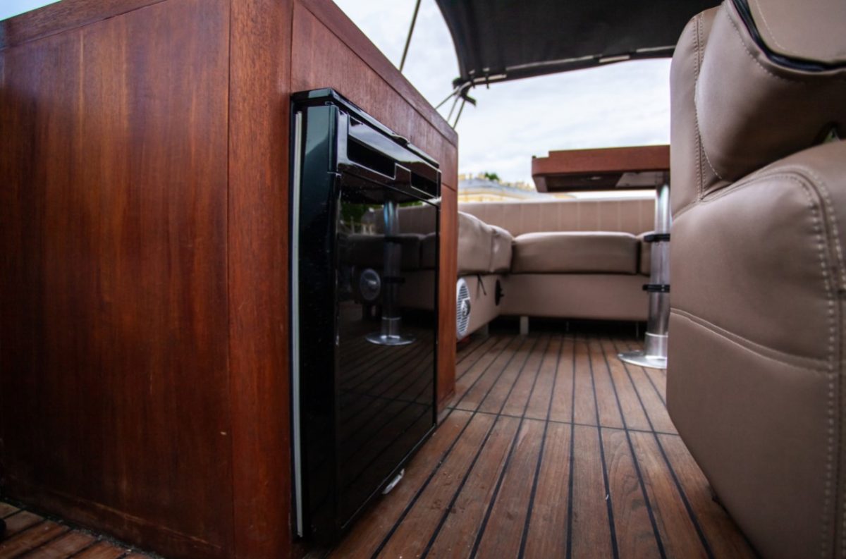 Velvette 33 Black Boat