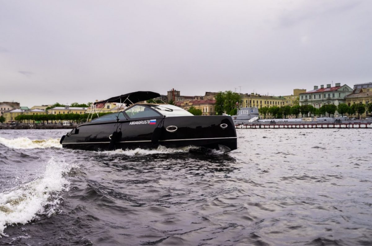 Velvette 33 Black Boat