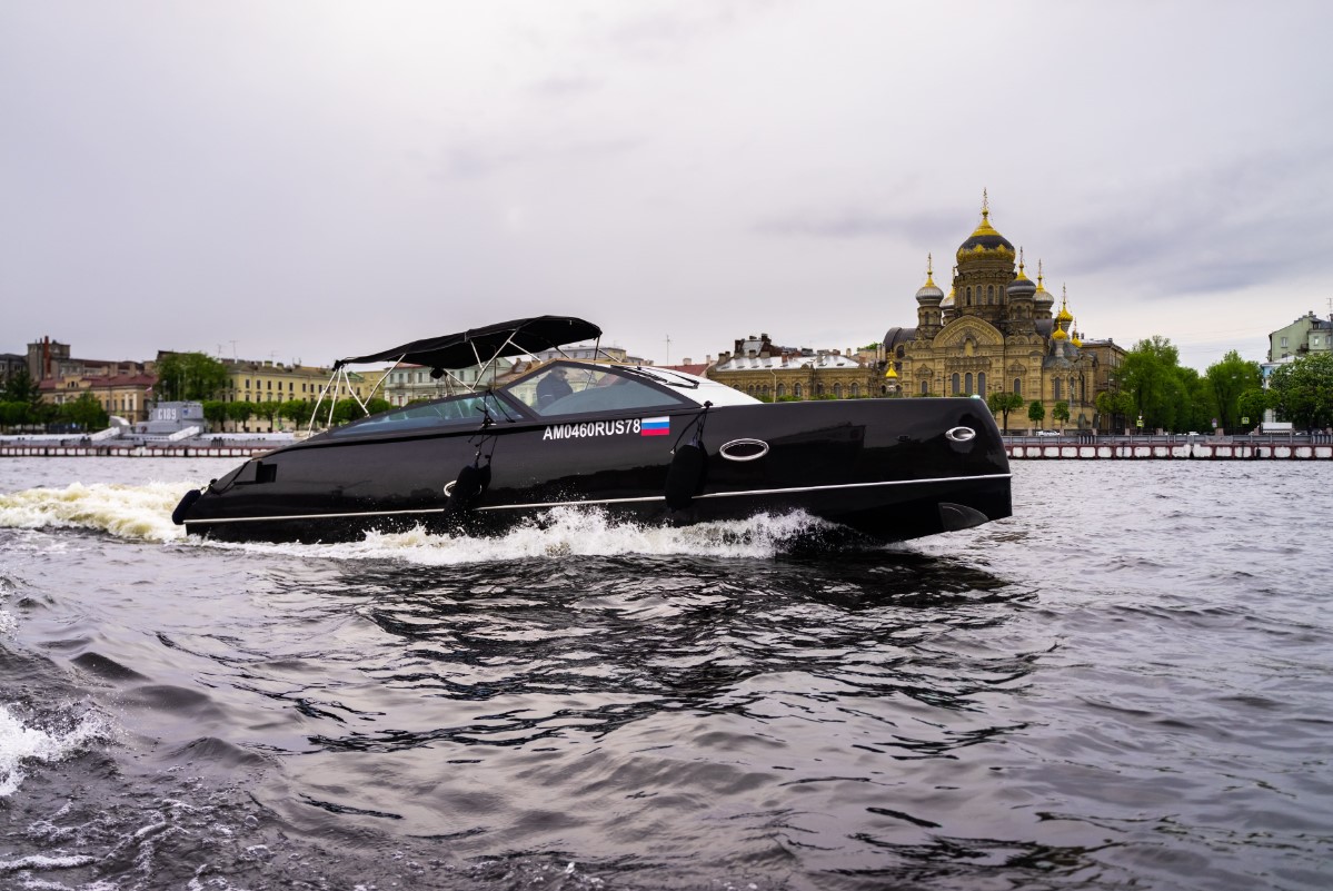 Velvette 33 Black Boat