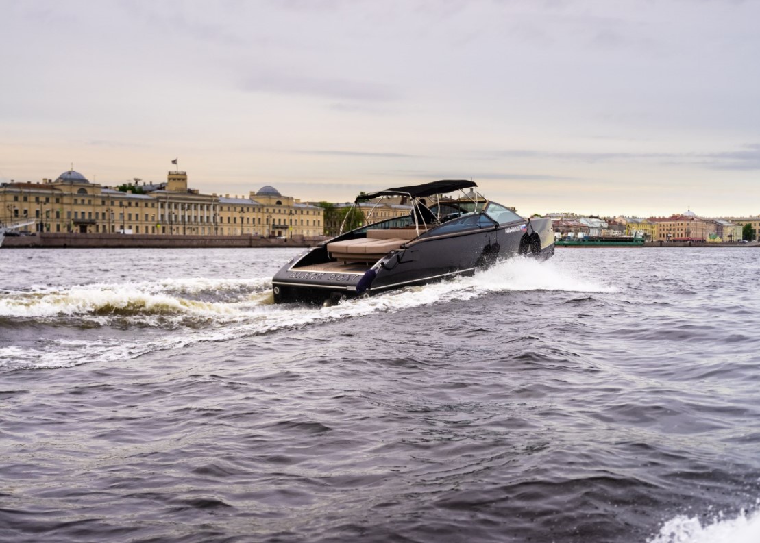 Velvette 33 Black Boat