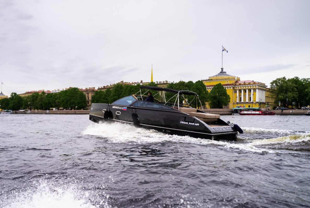 Velvette 33 Black Boat