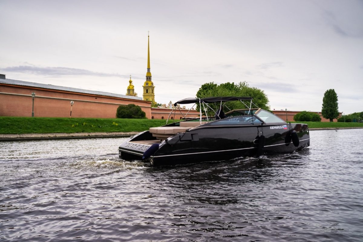 Velvette 33 Black Boat