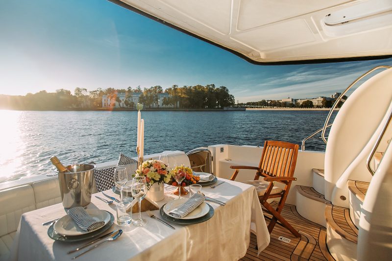 Свидание на яхте в Санкт-Петербурге