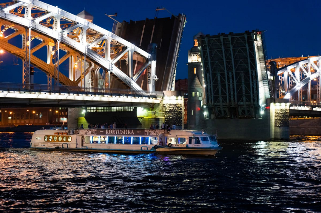 Джаз под разводными мостами на теплоходе «Корюшка»