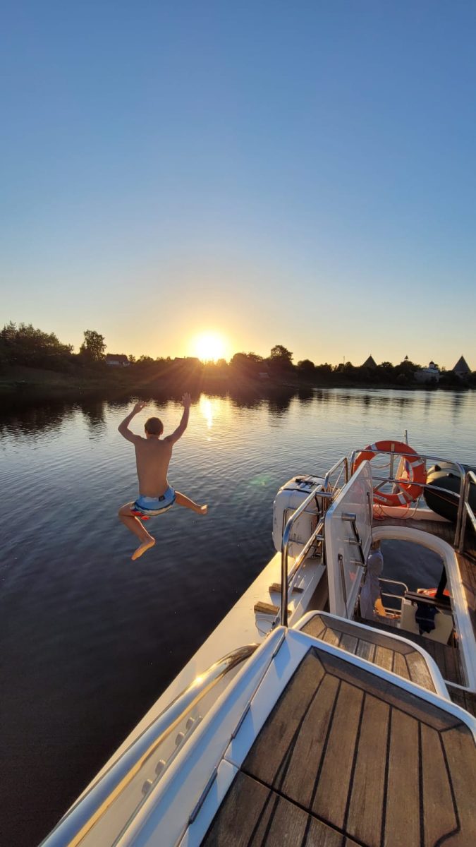 Аврора (Fairline 68)