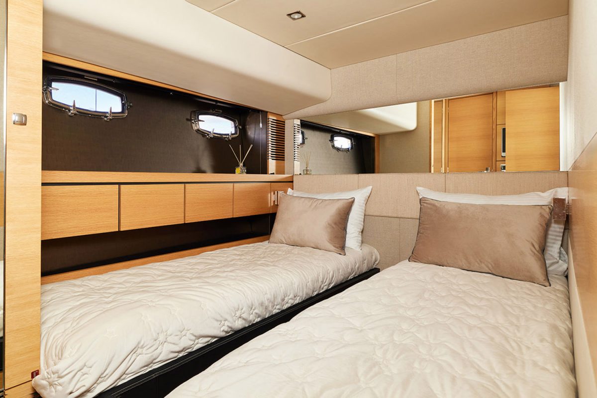 Fairline Squadron 65 / Фэирлайн Сквадрон