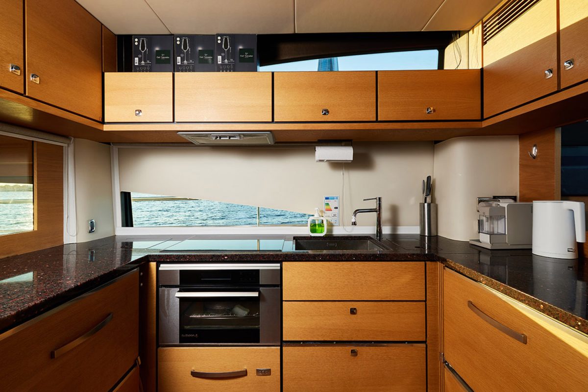 Fairline Squadron 65 / Фэирлайн Сквадрон