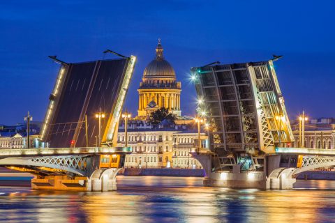 Прогулка с разводными мостами и выходом в Финский залив