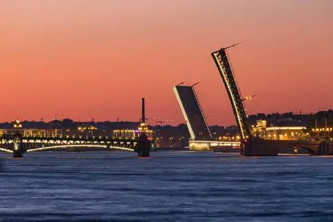 Разводные мосты и парадная Нева